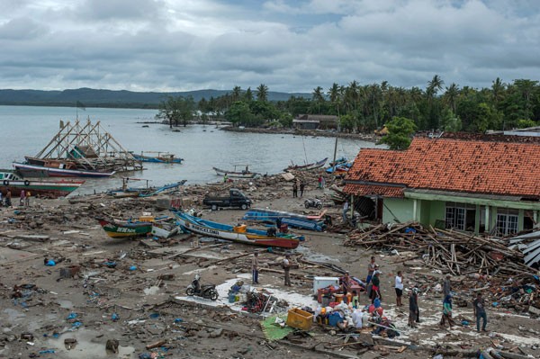 Endonezya'daki tsunami felaketinde ölenlerin sayısı 373'e yükseldi