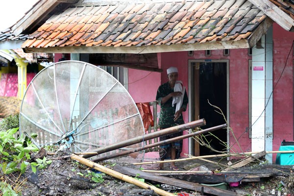 Endonezya'daki tsunami felaketinde ölenlerin sayısı 373'e yükseldi