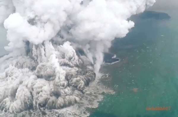 Endonezya'daki tsunami felaketinde ölenlerin sayısı 373'e yükseldi