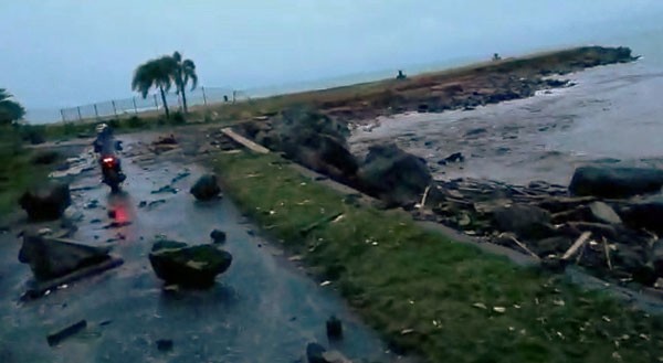 Endonezya'daki tsunami felaketinde ölenlerin sayısı 373'e yükseldi