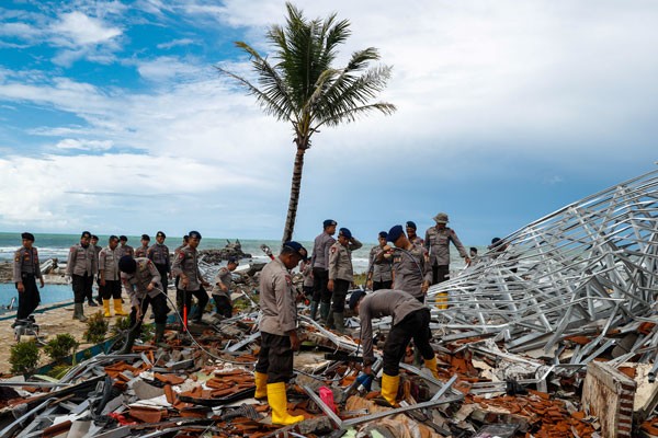 Endonezya'daki tsunami felaketinde ölenlerin sayısı 373'e yükseldi