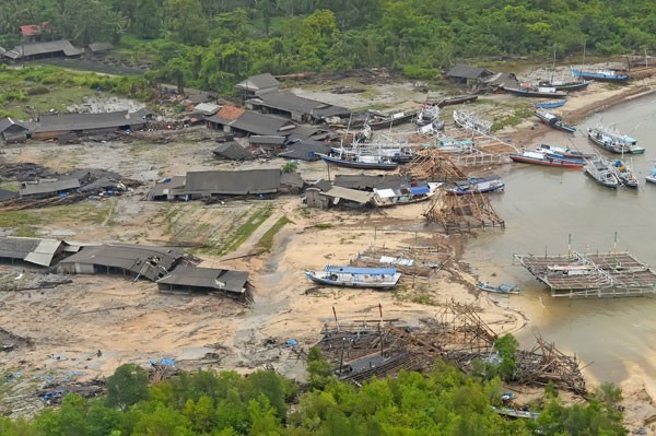 Endonezya'daki tsunami felaketinde ölenlerin sayısı 373'e yükseldi