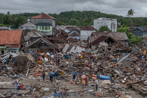 Endonezya'daki tsunami felaketinde ölenlerin sayısı 373'e yükseldi