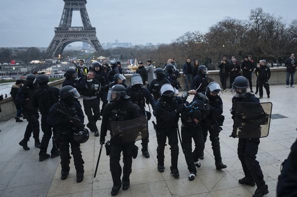 Paris savaş alanına döndü