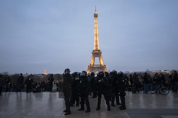 Paris savaş alanına döndü