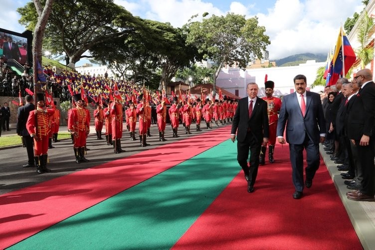 Maduro'dan dikkat çeken hareket! Türk bayrağı...