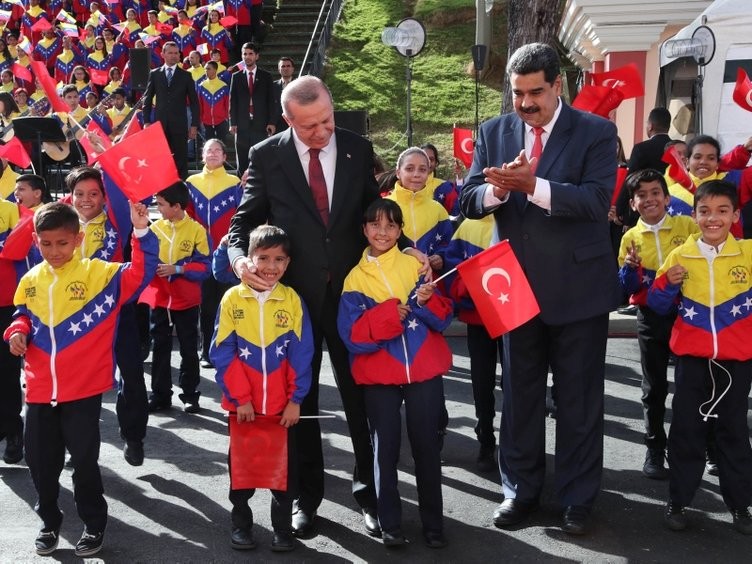 Maduro'dan dikkat çeken hareket! Türk bayrağı...