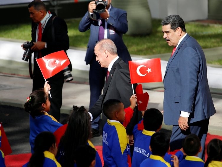 Maduro'dan dikkat çeken hareket! Türk bayrağı...