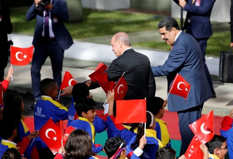 Maduro'dan dikkat çeken hareket! Türk bayrağı...