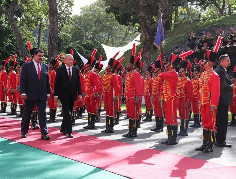 Maduro'dan dikkat çeken hareket! Türk bayrağı...