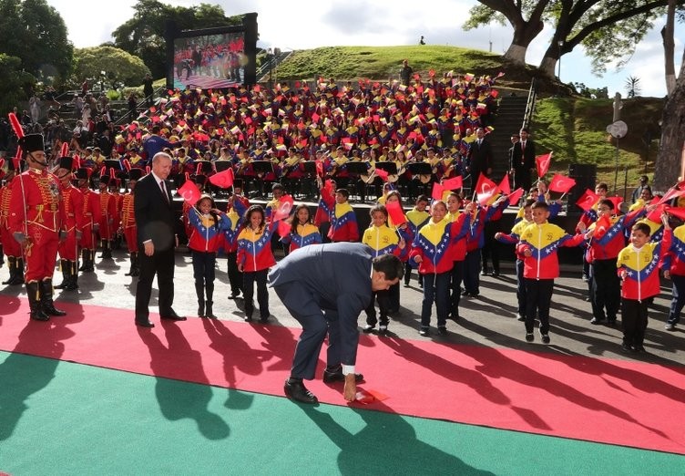 Maduro'dan dikkat çeken hareket! Türk bayrağı...