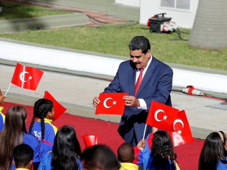 Maduro'dan dikkat çeken hareket! Türk bayrağı...