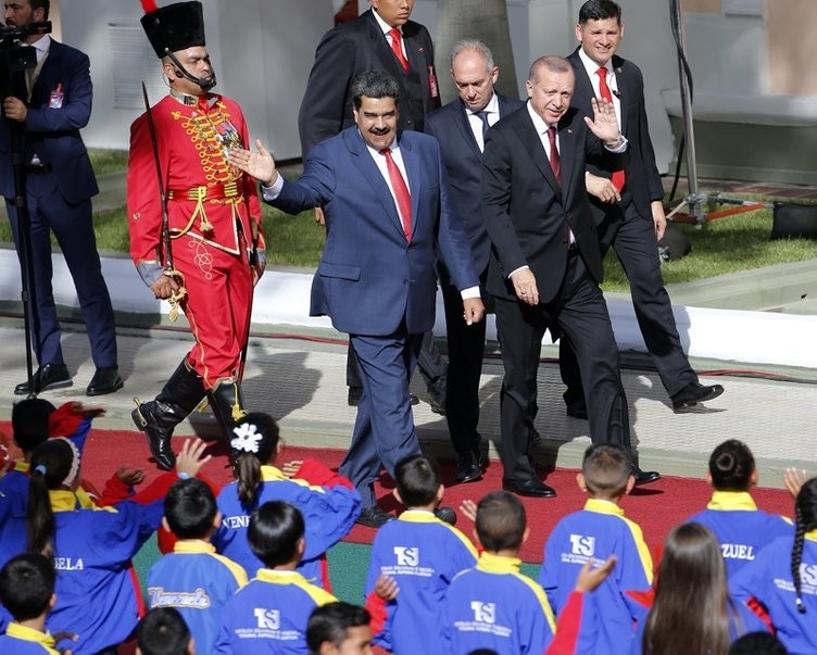 Maduro'dan dikkat çeken hareket! Türk bayrağı...