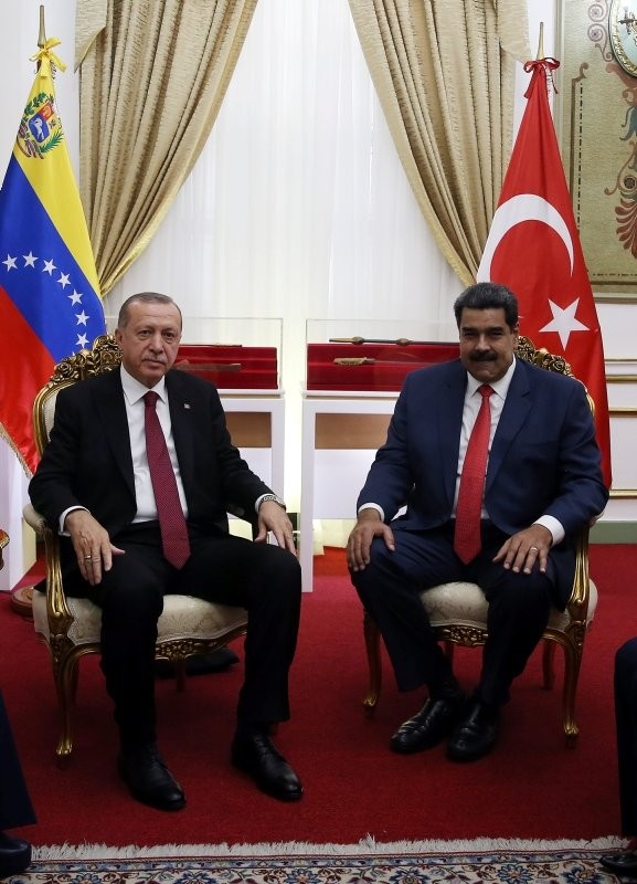 Maduro'dan dikkat çeken hareket! Türk bayrağı...