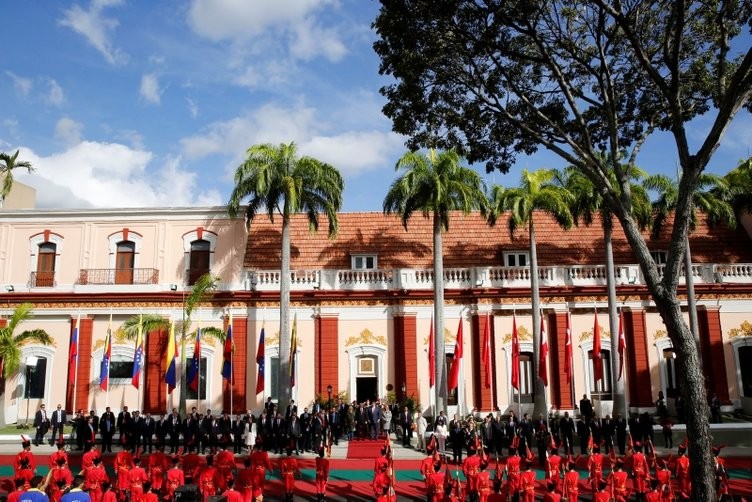 Maduro'dan dikkat çeken hareket! Türk bayrağı...