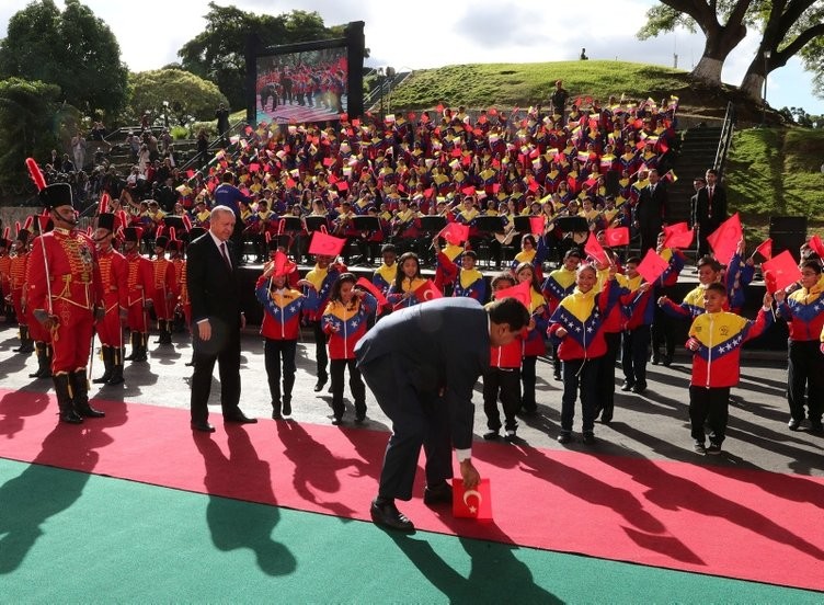 Maduro'dan dikkat çeken hareket! Türk bayrağı...