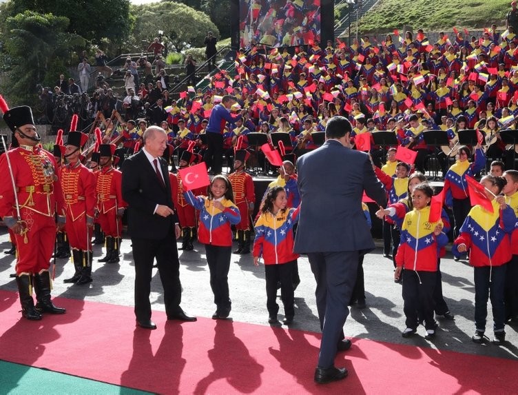 Maduro'dan dikkat çeken hareket! Türk bayrağı...