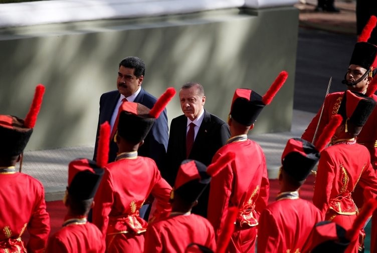 Maduro'dan dikkat çeken hareket! Türk bayrağı...