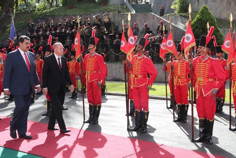 Maduro'dan dikkat çeken hareket! Türk bayrağı...