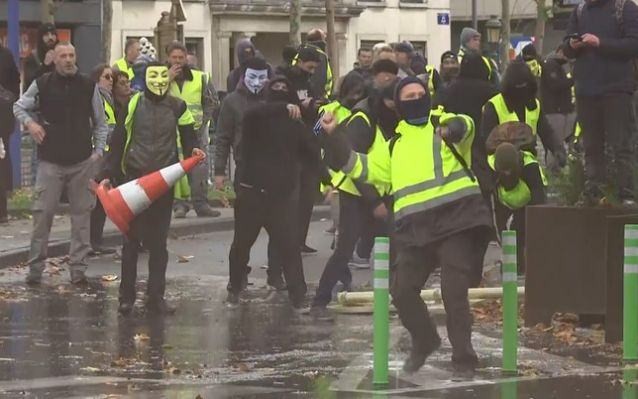 Fransa'daki sokak olaylarından dehşete düşüren fotoğraflar