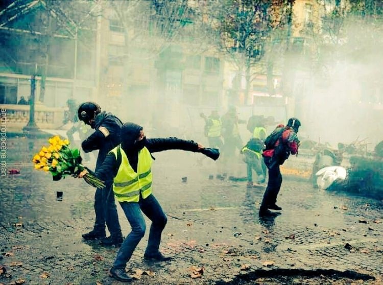 Fransa'daki sokak olaylarından dehşete düşüren fotoğraflar