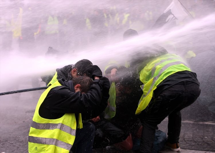 Fransa'daki sokak olaylarından dehşete düşüren fotoğraflar