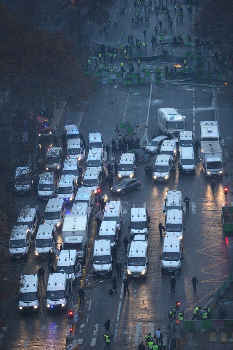 Fransa'daki sokak olaylarından dehşete düşüren fotoğraflar