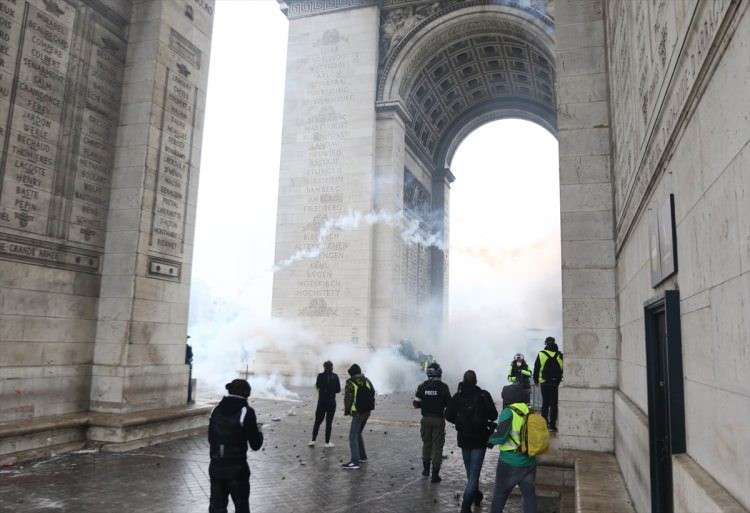 Fransa'daki sokak olaylarından dehşete düşüren fotoğraflar