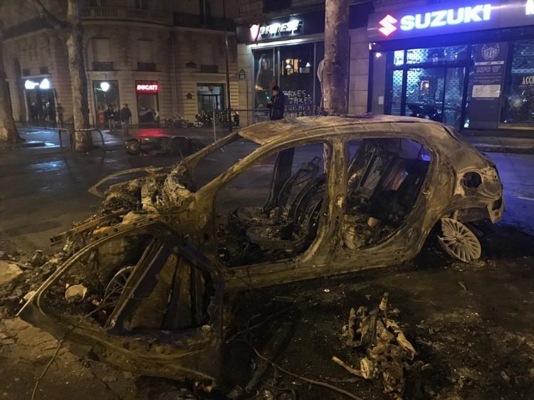 Fransa'daki sokak olaylarından dehşete düşüren fotoğraflar