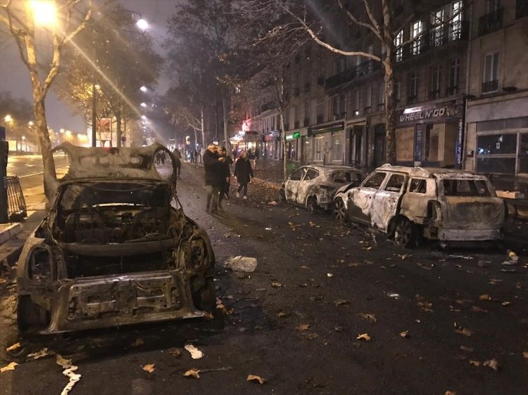 Fransa'daki sokak olaylarından dehşete düşüren fotoğraflar