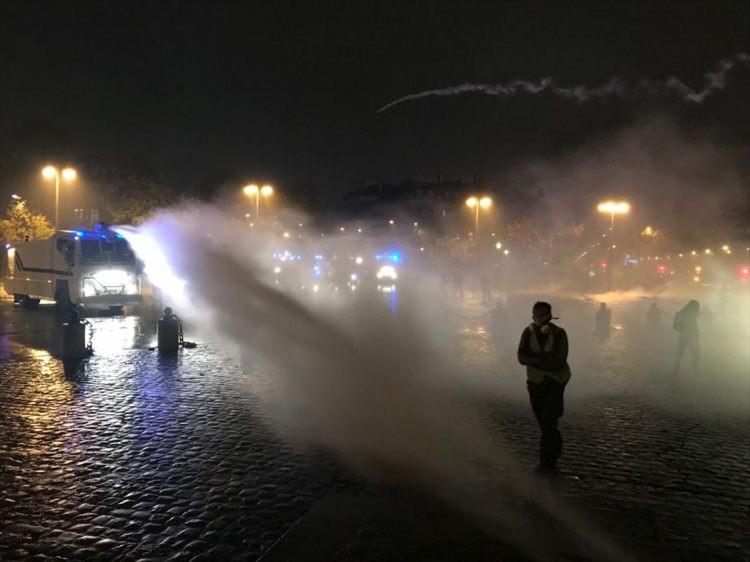 Fransa'daki sokak olaylarından dehşete düşüren fotoğraflar