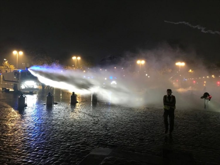 Fransa'daki sokak olaylarından dehşete düşüren fotoğraflar