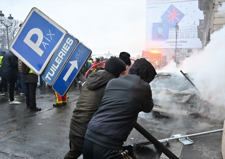 Fransa'daki sokak olaylarından dehşete düşüren fotoğraflar