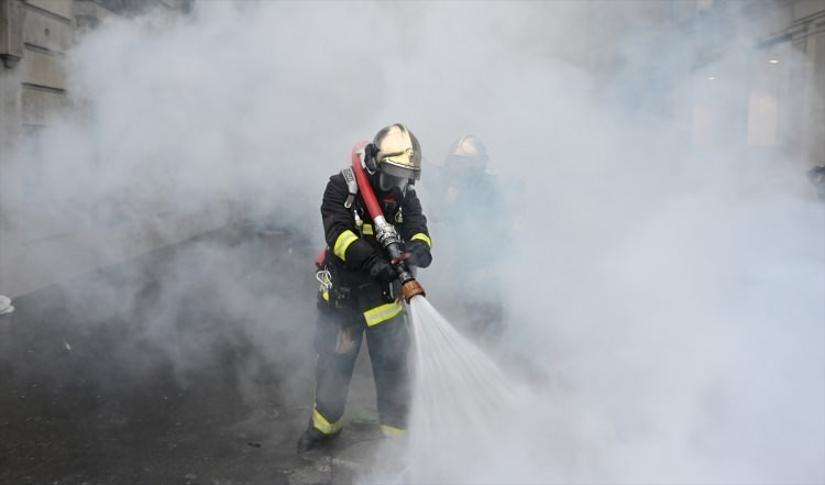 Fransa'daki sokak olaylarından dehşete düşüren fotoğraflar