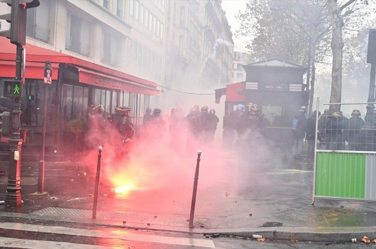 Fransa'daki sokak olaylarından dehşete düşüren fotoğraflar