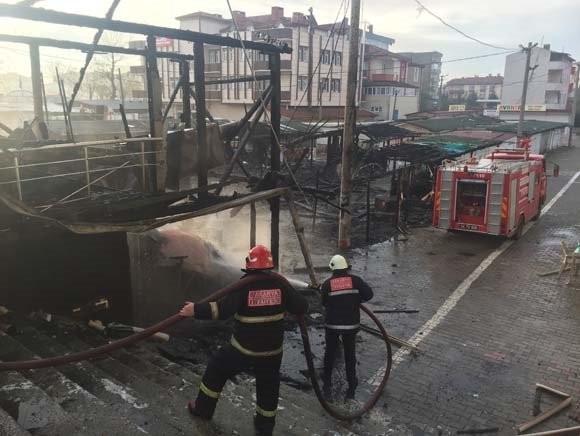 İşte 30 dükkanın kül olduğu yangının görüntüleri 