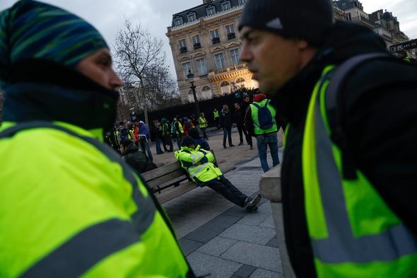 Fransa'da hayatı sarı yelekliler durdurdu