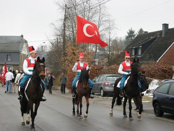 Avrupa’nın ortasında  323 yıldır Türk gibi yaşıyorlar !