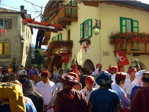 Avrupa’nın ortasında  323 yıldır Türk gibi yaşıyorlar !