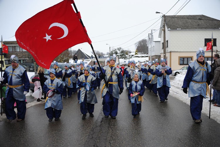 Avrupa’nın ortasında  323 yıldır Türk gibi yaşıyorlar !