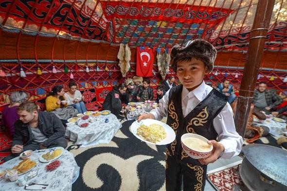 Kırgız Türkleri Han otağındakültürlerini tanıtıyor.