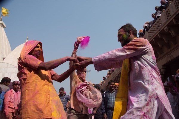 Hindistan'daki bahar festivalinden görüntüler