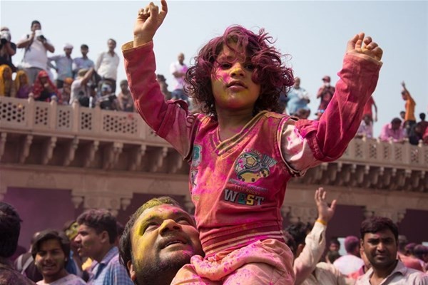 Hindistan'daki bahar festivalinden görüntüler