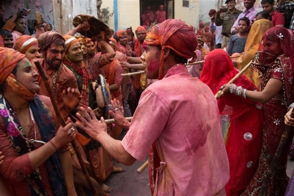 Hindistan'daki bahar festivalinden görüntüler