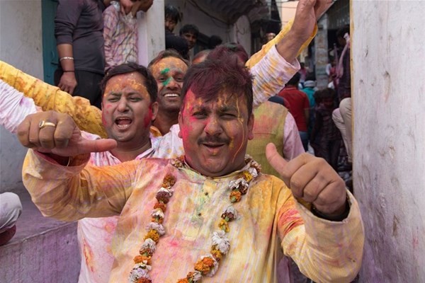 Hindistan'daki bahar festivalinden görüntüler