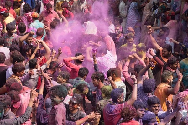 Hindistan'daki bahar festivalinden görüntüler