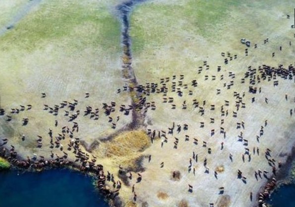 Ağrı Dağı'ndaki kar ve buzların erimesi görenleri büyüledi.