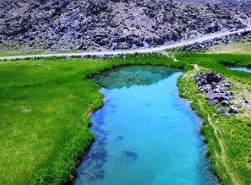 Ağrı Dağı'ndaki kar ve buzların erimesi görenleri büyüledi.