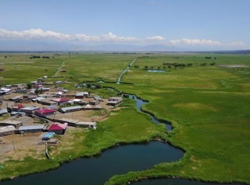 Ağrı Dağı'ndaki kar ve buzların erimesi görenleri büyüledi.