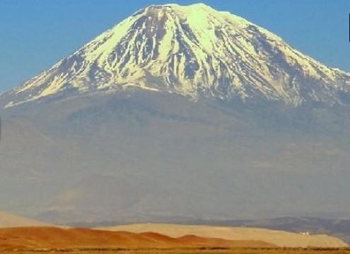 Ağrı Dağı'ndaki kar ve buzların erimesi görenleri büyüledi.